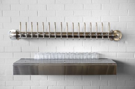 Horizontal beverage conduit with lined glassware